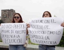 Decenas de aspirantes aceptados en la UNAM y familiares de los jóvenes se manifestaron este martes en Ciudad Universitaria. SUN/D. Sánchez