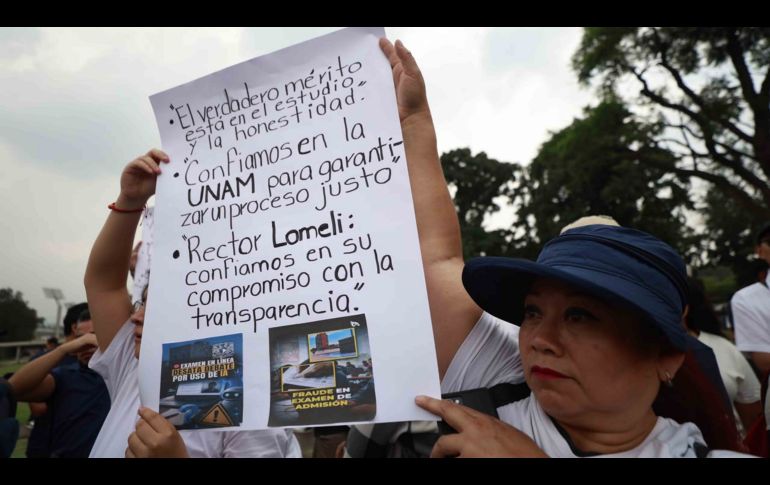 Decenas de aspirantes aceptados en la UNAM y familiares de los jóvenes se manifestaron este martes en Ciudad Universitaria. SUN/D. Sánchez