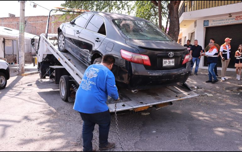 Guadalajara incrementó la capacidad operativa para retirar unidades en desuso; actualmente se eliminan en promedio ocho vehículos diarios. CORTESÍA.
