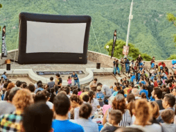 Ver una película al aire libre, recostado sobre el pasto y bajo el cielo estrellado, es una experiencia que se puede disfrutar en Guadalajara. ESPECIAL/ FACEBOOK / Cinema Live Guadalajara