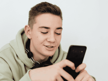 Si el dolor persiste por varios días, aparece hormigueo en brazos o manos, debilidad muscular, pérdida de fuerza o el dolor se irradia hacia los hombros, es importante acudir a un profesional de la salud para una evaluación. CANVA