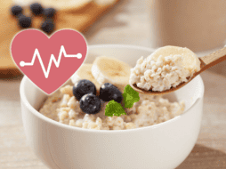 Descubre los efectos de comer todos los días avena. Aunque beneficia la digestión, su contenido mineral exige precaución para la salud renal y los riñones. ESPECIAL/Canva