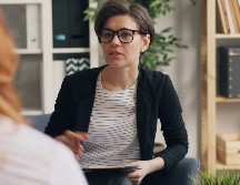 Comprender que los profesionales de la salud mental también pueden ejercer violencia psicológica nos invita a cuestionar las expectativas irreales sobre su infalibilidad. UNSPLASH