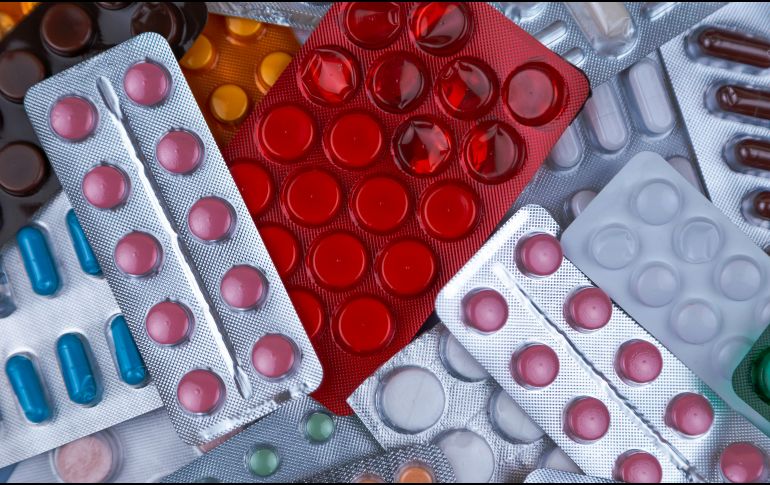 Conocer el significado de los tonos y materiales en los empaques farmacéuticos evita errores al organizar las dosis. UNSPLASH /  V. Hryshchenko