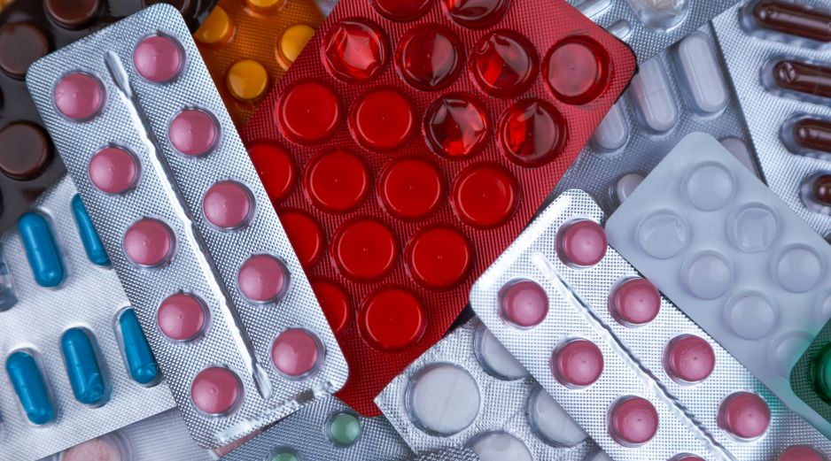Conocer el significado de los tonos y materiales en los empaques farmacéuticos evita errores al organizar las dosis. UNSPLASH /  V. Hryshchenko