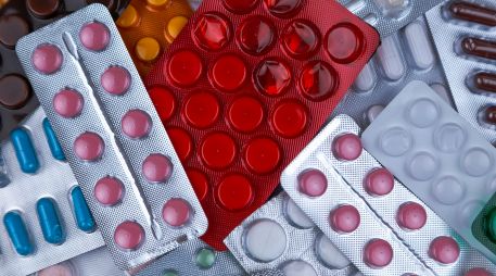 Conocer el significado de los tonos y materiales en los empaques farmacéuticos evita errores al organizar las dosis. UNSPLASH /  V. Hryshchenko