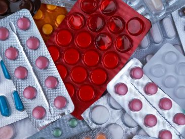 Conocer el significado de los tonos y materiales en los empaques farmacéuticos evita errores al organizar las dosis. UNSPLASH /  V. Hryshchenko