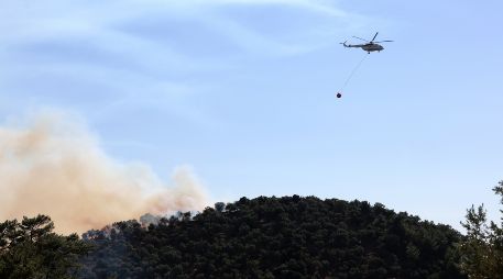 El helicóptero Bell 412 se dirigía a La Rioja para participar en el control de un incendio forestal cuando ocurrió la tragedia. EFE/E. Marcou