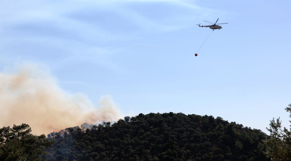 El helicóptero Bell 412 se dirigía a La Rioja para participar en el control de un incendio forestal cuando ocurrió la tragedia. EFE/E. Marcou