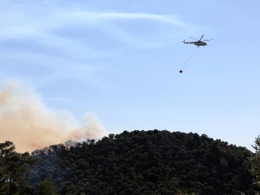 El helicóptero Bell 412 se dirigía a La Rioja para participar en el control de un incendio forestal cuando ocurrió la tragedia. EFE/E. Marcou