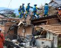Tras más de 40 horas desde que ocurrió el temblor, las labores de búsqueda y rescate de supervivientes avanzan a contrarreloj. EFE/JIJI PRESS