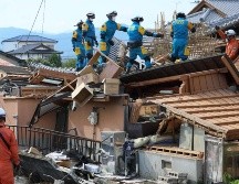 Tras más de 40 horas desde que ocurrió el temblor, las labores de búsqueda y rescate de supervivientes avanzan a contrarreloj. EFE/JIJI PRESS