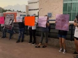 Los manifestantes gritaron consignas y mostraron carteles en apoyo a Danna Yanina. SUN/ESPECIAL