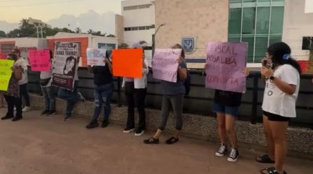Los manifestantes gritaron consignas y mostraron carteles en apoyo a Danna Yanina. SUN/ESPECIAL