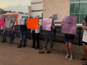 Los manifestantes gritaron consignas y mostraron carteles en apoyo a Danna Yanina. SUN/ESPECIAL