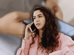 El registro de celular con la CURP es obligatorio. Quienes no vinculen su línea telefónica antes del 15 de agosto de 2026 enfrentarán consecuencias en su comunicación. ESPECIAL/Canva