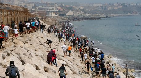 Miles de jóvenes marroquíes llegaron este jueves a la frontera entre Castillejos (Marruecos) y Ceuta para tratar de cruzar la valla que separa las dos ciudades. EFE / Mohamed Siali