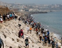 Miles de jóvenes marroquíes llegaron este jueves a la frontera entre Castillejos (Marruecos) y Ceuta para tratar de cruzar la valla que separa las dos ciudades. EFE / Mohamed Siali