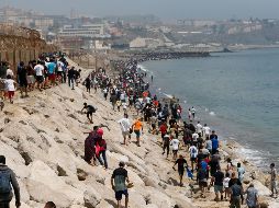 Miles de jóvenes marroquíes llegaron este jueves a la frontera entre Castillejos (Marruecos) y Ceuta para tratar de cruzar la valla que separa las dos ciudades. EFE / Mohamed Siali