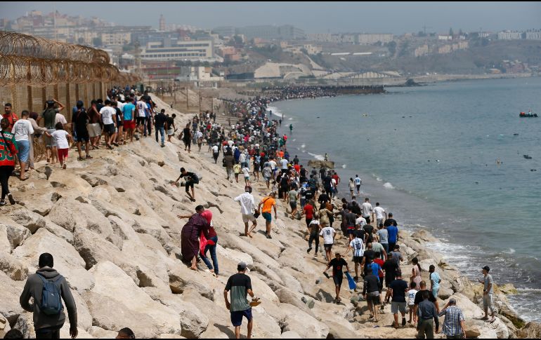 Miles de jóvenes marroquíes llegaron este jueves a la frontera entre Castillejos (Marruecos) y Ceuta para tratar de cruzar la valla que separa las dos ciudades. EFE / Mohamed Siali