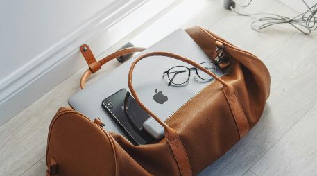 Los imprescindibles del equipaje de mano para un viaje perfecto. UNSPLASH