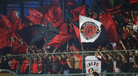 Atlas recibió el respaldo de cerca de dos mil aficionados en el tradicional Banderazo previo a su debut como local en el Apertura 2026. EL INFORMADOR/ J. ACOSTA.