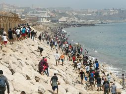 Miles de jóvenes marroquíes tratan de cruzar la valla fronteriza con Ceuta. EFE