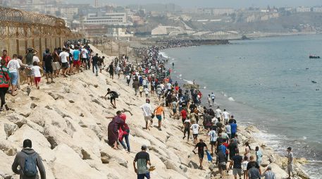 Miles de jóvenes marroquíes tratan de cruzar la valla fronteriza con Ceuta. EFE