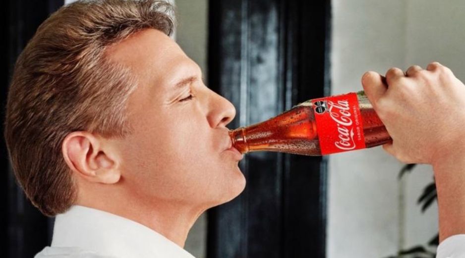 El Sol de México es el nuevo rostro estelar de la campaña conmemorativa de la famosa bebida. INSTAGRAM