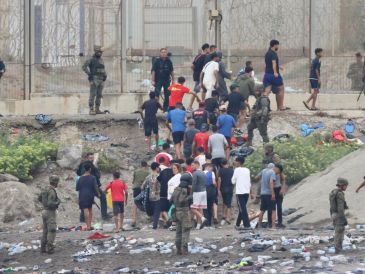 Los migrantes detenidos en la frontera fueron llevados al interior de Marruecos, lejos de Ceuta, pero la gente sigue llegando. EFE / R. Dris
