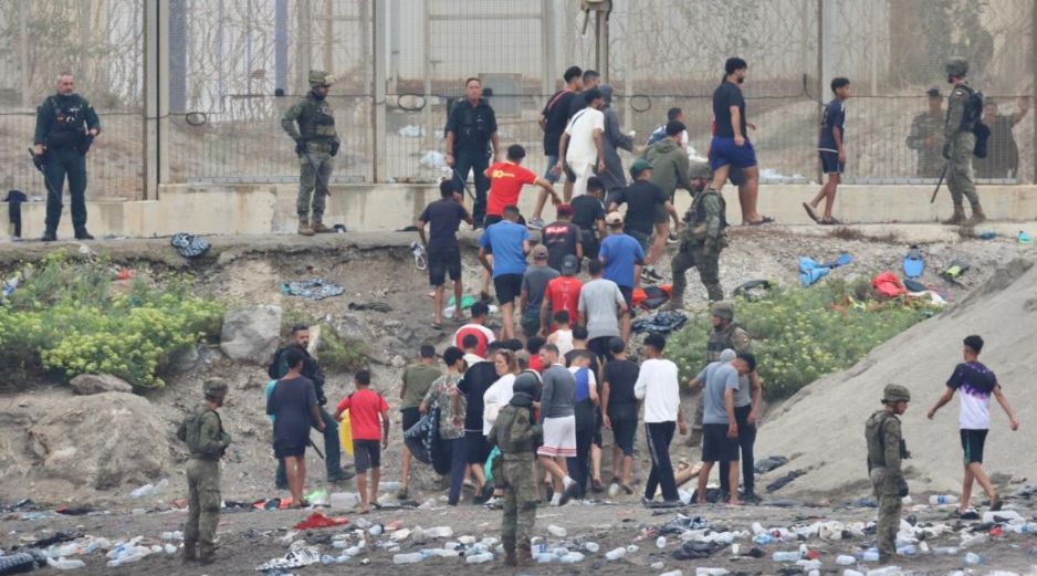 Los migrantes detenidos en la frontera fueron llevados al interior de Marruecos, lejos de Ceuta, pero la gente sigue llegando. EFE / R. Dris