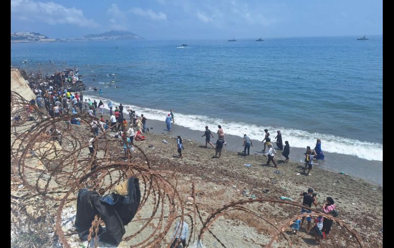 Las estimaciones iniciales elevan a 49 mil personas —a falta de confirmación oficial— las personas que entraron de forma irregular a la ciudad norteafricana española de Ceuta. EFE/M. Marín