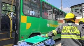 Choque de camión del transporte público deja a seis personas lesionadas en La Nogalera