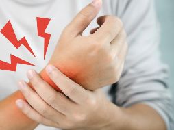El dolor de muñeca afecta a quienes pasan horas frente al teclado, pero también a deportistas, y su origen determina si basta con hielo o si requiere atención médica urgente.. ESPECIAL / CANVA