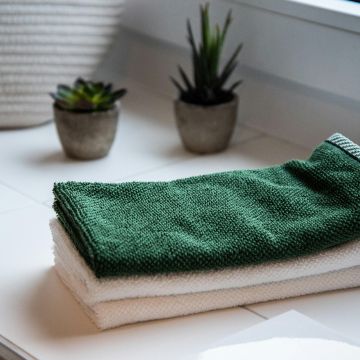 Existen trucos sencillos que ayudan a neutralizar el olor a humedad en toallas, ropa y calzado. UNSPLASH / S. MIEKE