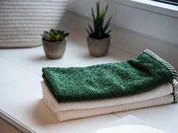 Existen trucos sencillos que ayudan a neutralizar el olor a humedad en toallas, ropa y calzado. UNSPLASH / S. MIEKE