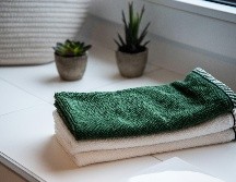 Existen trucos sencillos que ayudan a neutralizar el olor a humedad en toallas, ropa y calzado. UNSPLASH / S. MIEKE