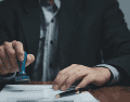 La exigencia de esta fianza impacta directamente a ciudadanos de 50 naciones que el gobierno estadounidense ha identificado con altas tasas de estadías prolongadas ilegales. CANVA
