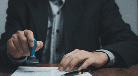 La exigencia de esta fianza impacta directamente a ciudadanos de 50 naciones que el gobierno estadounidense ha identificado con altas tasas de estadías prolongadas ilegales. CANVA