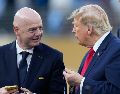 Donald Trump charla con el presidente de la FIFA, Gianni Infantino, durante la ceremonia de premiación de la Copa del Mundo tras la final entre España y Argentina. AP/A. Landis