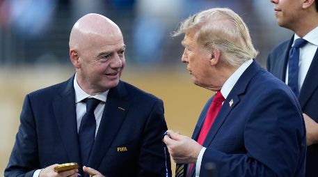 Donald Trump charla con el presidente de la FIFA, Gianni Infantino, durante la ceremonia de premiación de la Copa del Mundo tras la final entre España y Argentina. AP/A. Landis