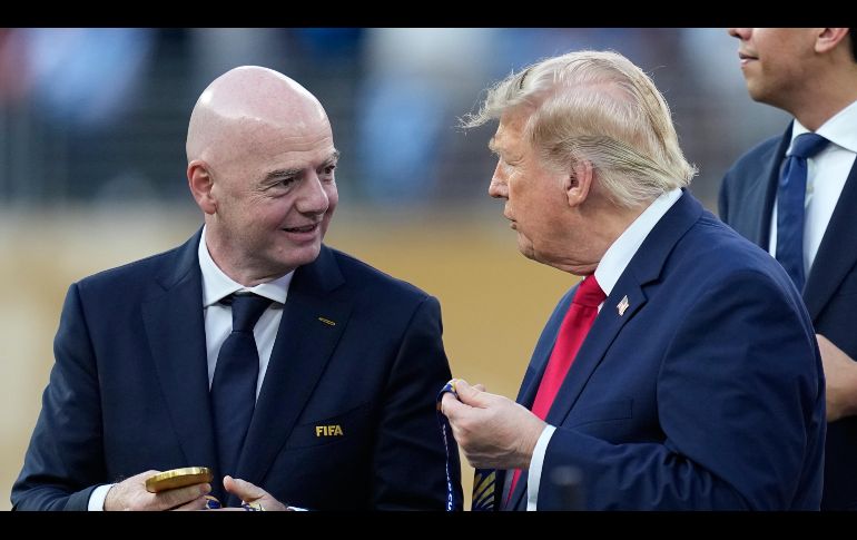 Donald Trump charla con el presidente de la FIFA, Gianni Infantino, durante la ceremonia de premiación de la Copa del Mundo tras la final entre España y Argentina. AP/A. Landis