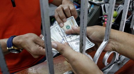 De acuerdo con Banxico, el tipo de cambio alcanzó en julio un máximo de 17.64 pesos por dólar y un mínimo de 17.31. EL INFORMADOR/ARCHIVO