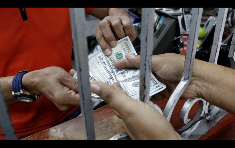 De acuerdo con Banxico, el tipo de cambio alcanzó en julio un máximo de 17.64 pesos por dólar y un mínimo de 17.31. EL INFORMADOR/ARCHIVO