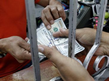 De acuerdo con Banxico, el tipo de cambio alcanzó en julio un máximo de 17.64 pesos por dólar y un mínimo de 17.31. EL INFORMADOR/ARCHIVO