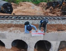 Trabajadores de la Profepa clausuran la zona donde se presentó un derrame de más de 70 mil litros de hidrosulfuro de sodio y cobre. EFE/Profepa