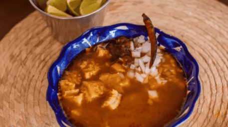 El valor nutricional de su desayuno no se limita únicamente a la carne, sino que notará cómo se enriquece con los elementos que componen el caldo. FACEBOOK / Menudería Lulú