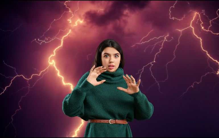 Estar preparado y conocer estas reglas puede salvar tu vida y la de tu familia durante una tormenta eléctrica. ESPECIAL / CANVA