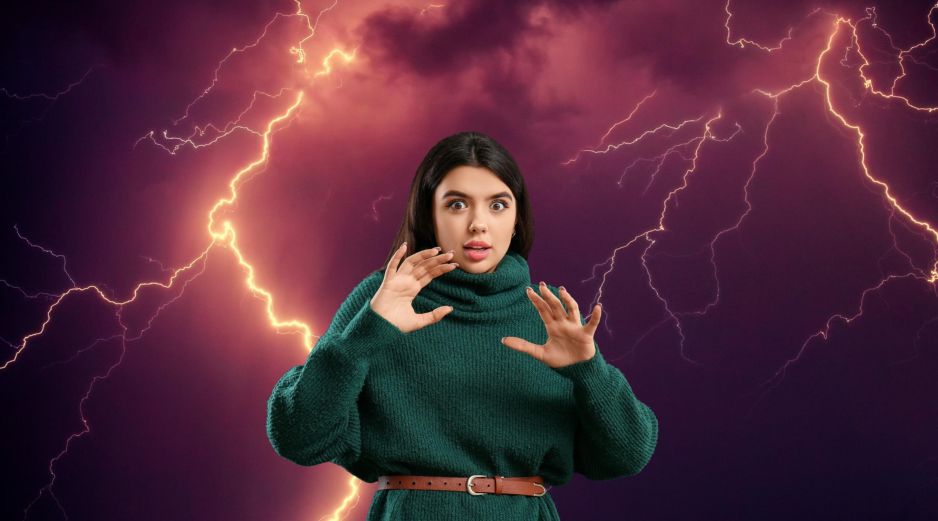 Estar preparado y conocer estas reglas puede salvar tu vida y la de tu familia durante una tormenta eléctrica. ESPECIAL / CANVA