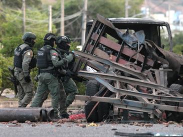 Policías inspeccionan el lugar donde ocurrió un atentado terrorista este sábado, en Cúcuta (Colombia). EFE / Mario Caicedo